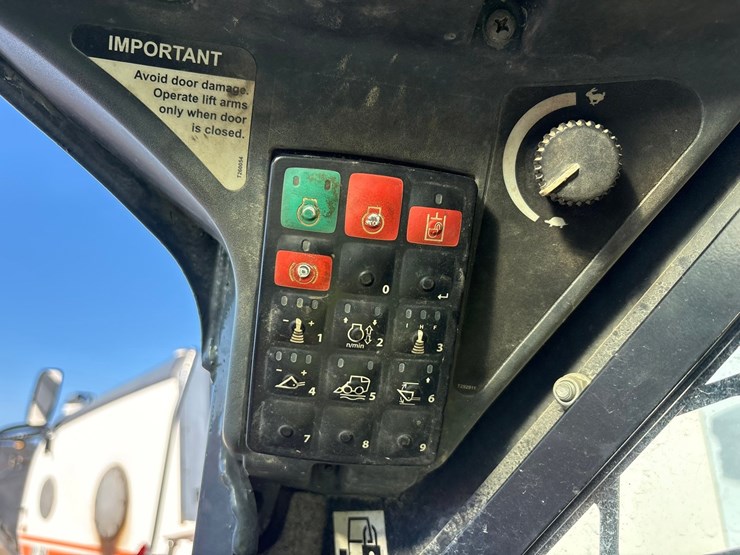 2021-deere-330g-image-43