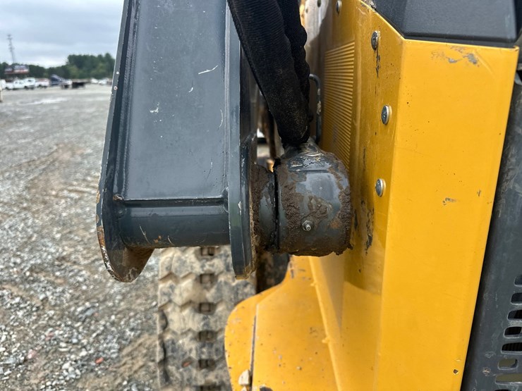 deere-323e-image-23