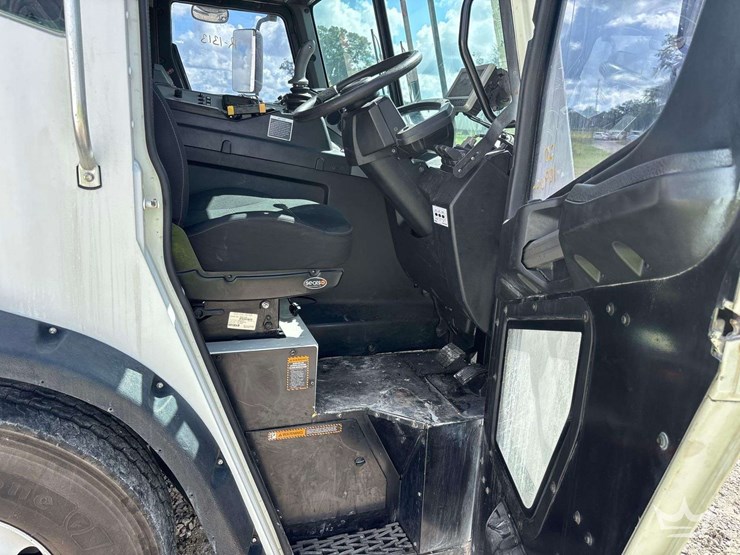 2017-mack-lr-scorpion-31yd.-side-loader-garbage-truck-image-24