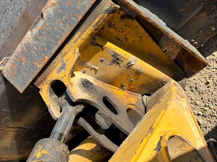 2003-john-deere-240-image-17