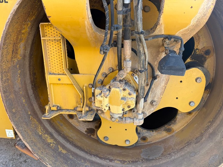 2015-caterpillar-cb66b-image-39