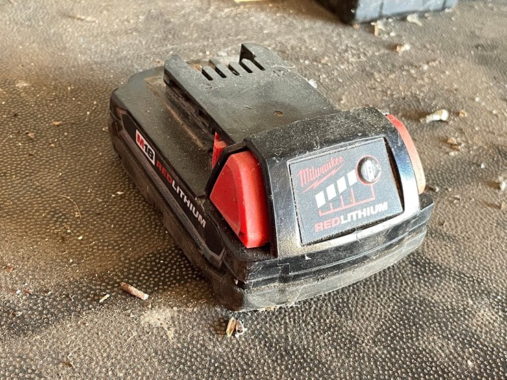 #5512-•-(3)-milwaukee-18v-batteries-and-charger-image-5