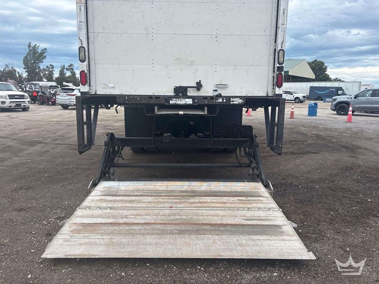 2012-freightliner-m2-106-image-6