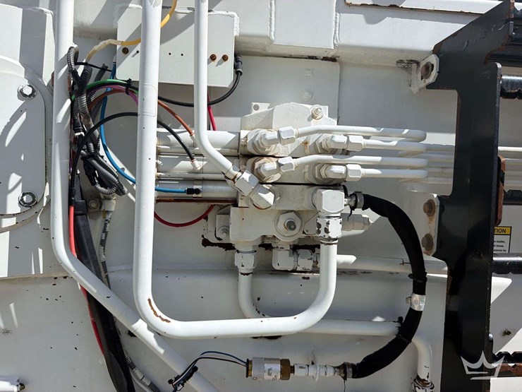 2017-freightliner-m2-106-image-35