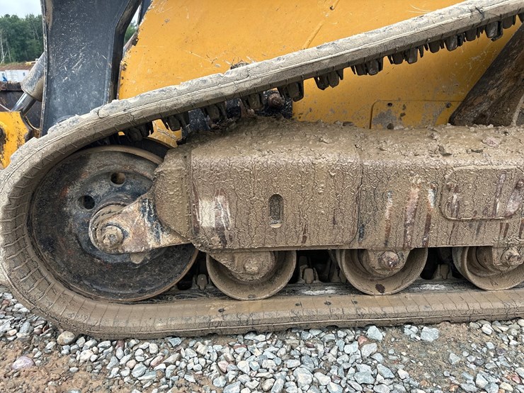 deere-323e-image-52
