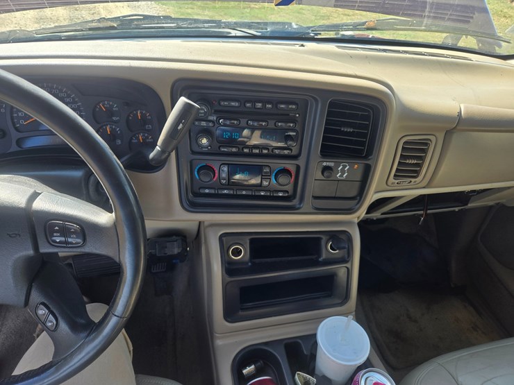 2003-chevrolet-suburban-image-38