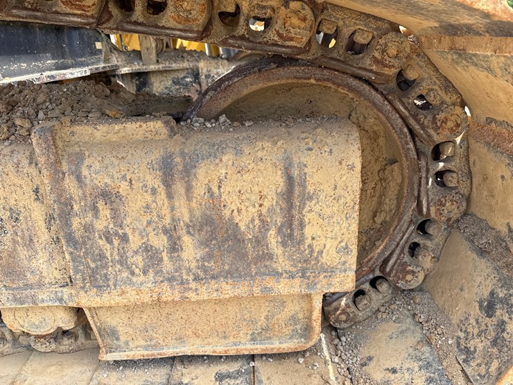 2019-caterpillar-352f-image-115