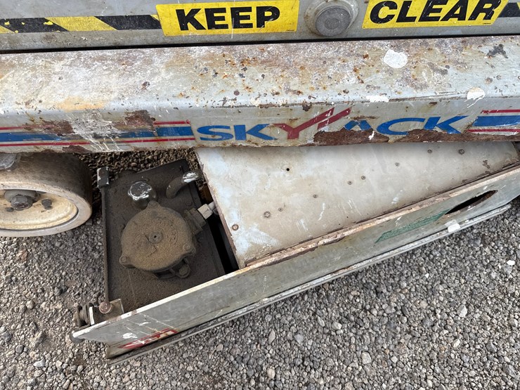 #2072-•-2004-sky-jack-electric-scissor-lift-image-4