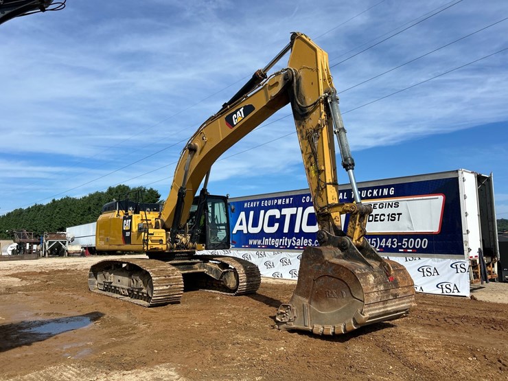 2019-caterpillar-352f-image-7