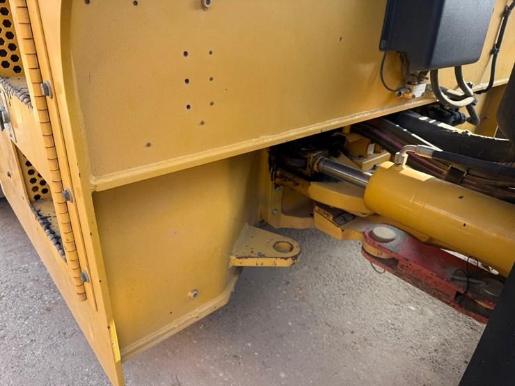 2015-caterpillar-cb66b-image-22