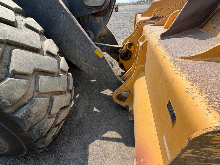 2019-deere-744k-image-22