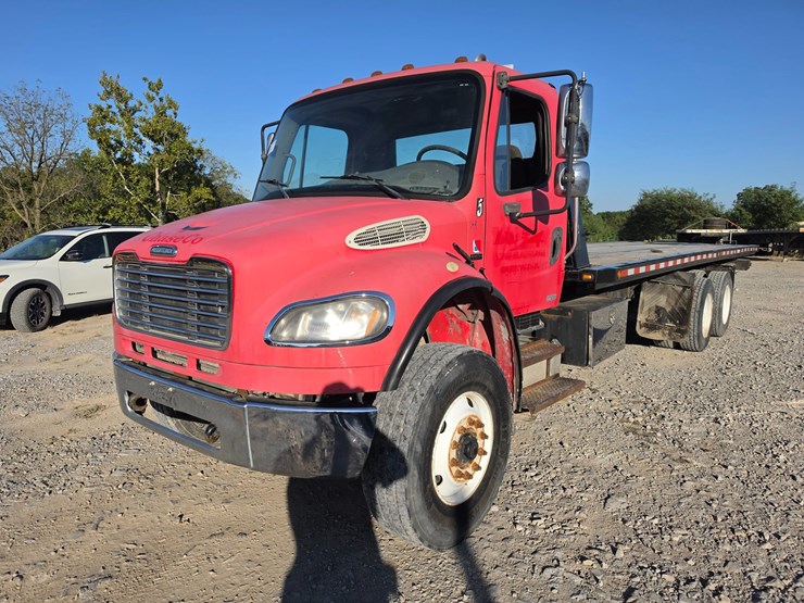 2006-freightliner-m2-106-image-2