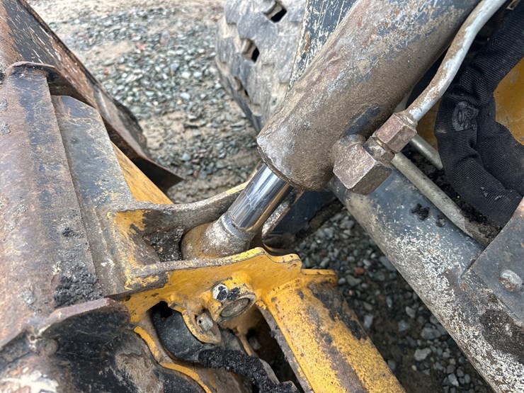 deere-323e-image-31