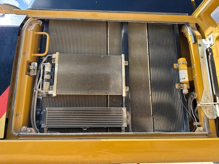 2019-caterpillar-352f-image-73