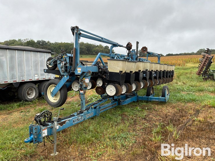 1997-kinze-2600-image-1