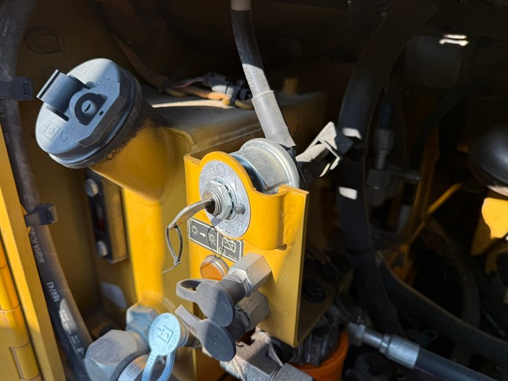 2015-caterpillar-cb66b-image-95