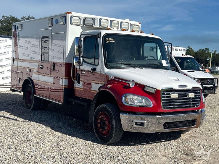 2016-freightliner-m2-106-image-2