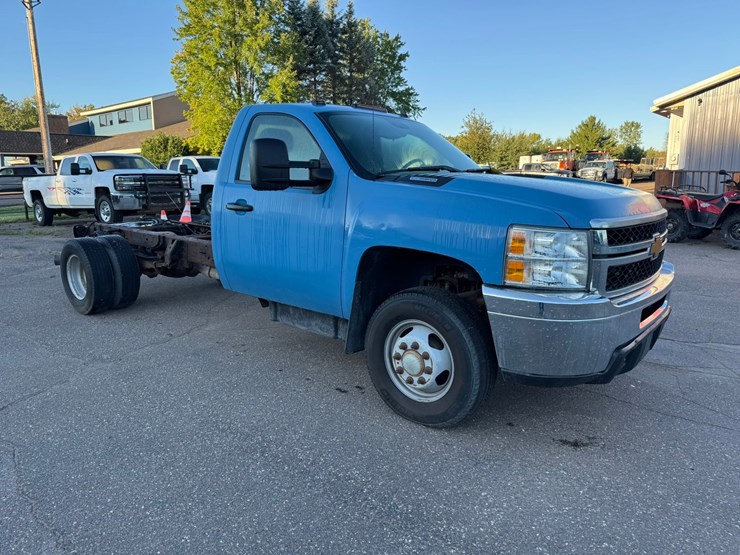 2013-chevrolet-3500-image-7