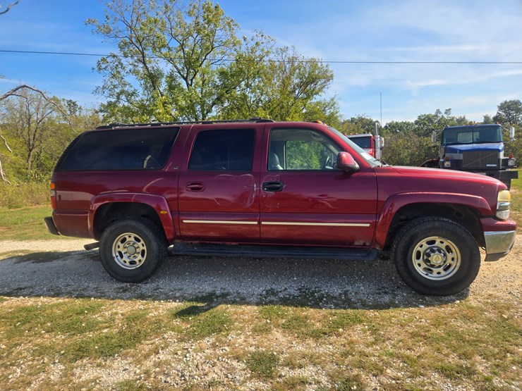 2003-chevrolet-suburban-image-15