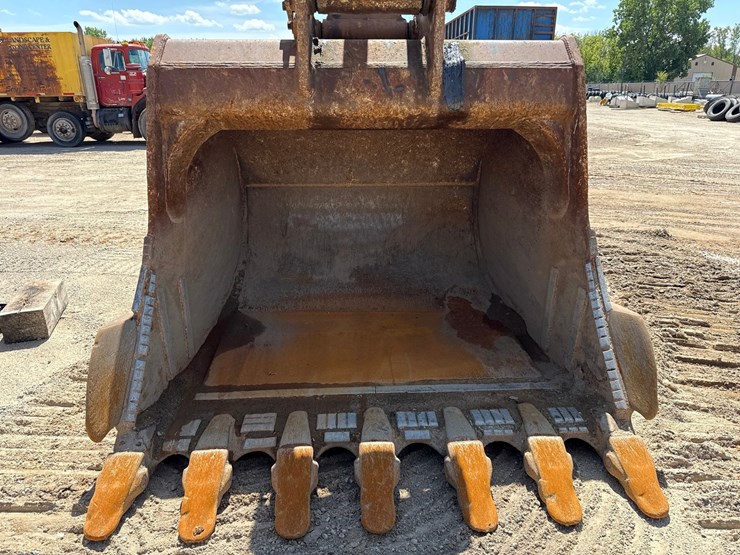 2019-caterpillar-352f-image-11