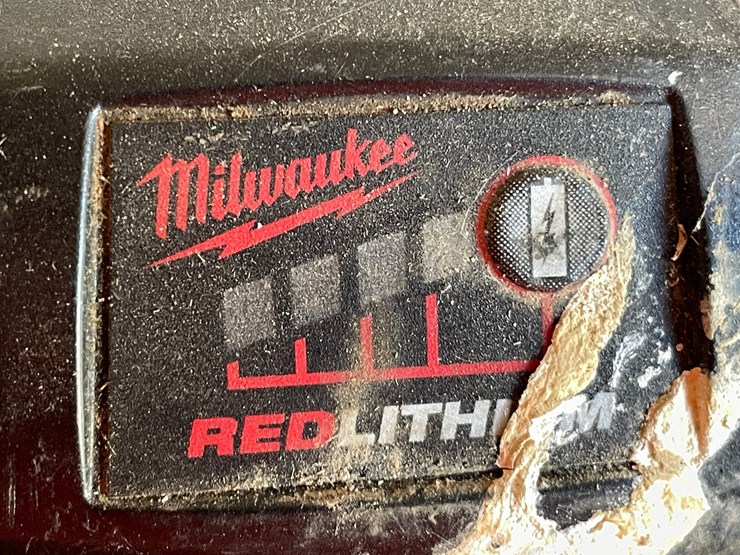 #5512-•-(3)-milwaukee-18v-batteries-and-charger-image-33