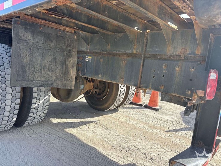 2008-peterbilt-335-image-28