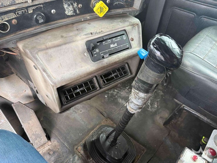 2000-mack-rd690s-image-34