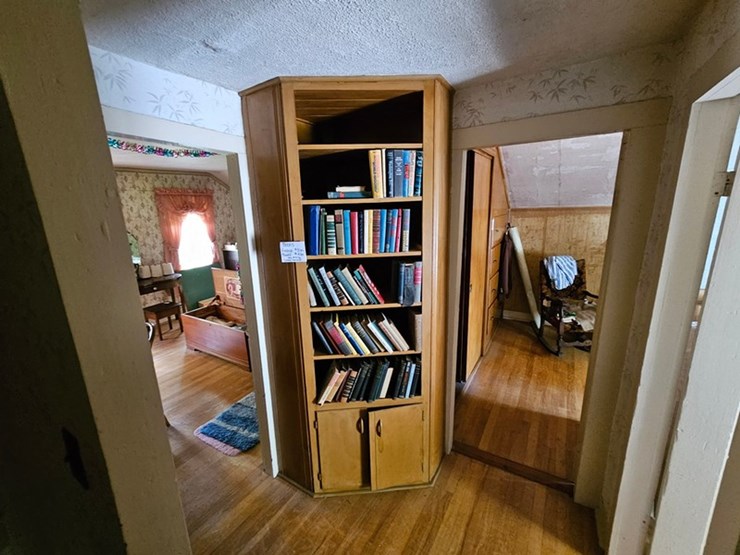 #8001-•-live-on-the-ground-house-hold-items-image-47