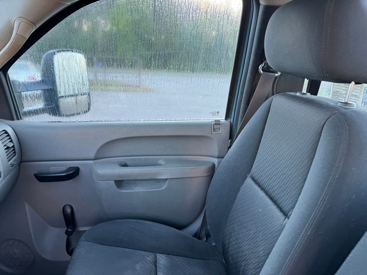 2013-chevrolet-3500-image-35
