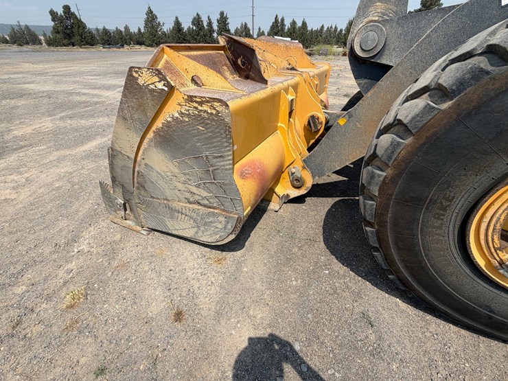 2019-deere-744k-image-9