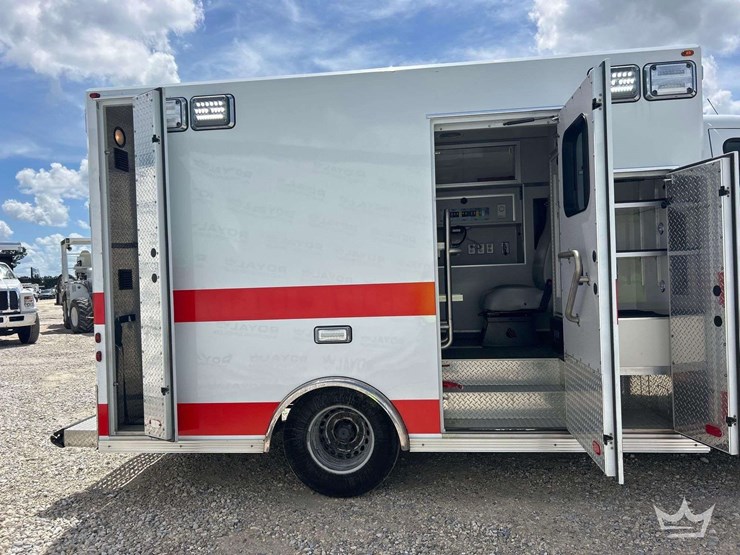 2015-mercedes-benz-sprinter-3500-image-19
