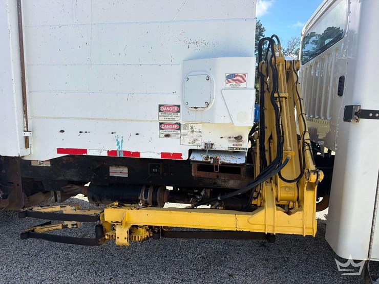 2017-freightliner-m2-106-image-26