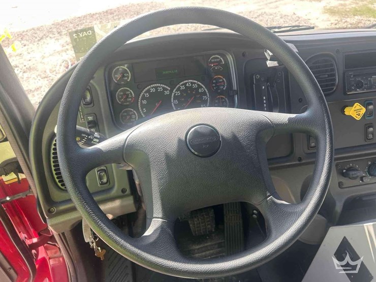 2016-freightliner-m2-106-image-15