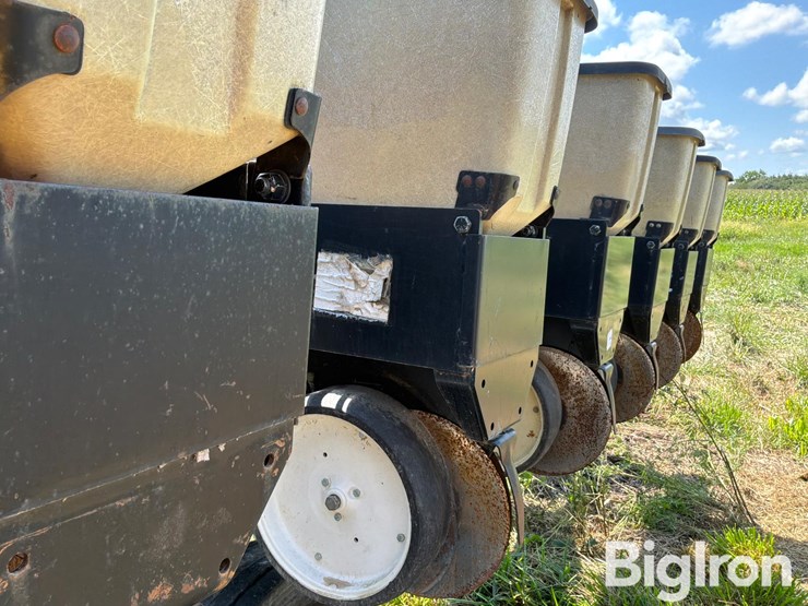 1997-kinze-2600-image-20