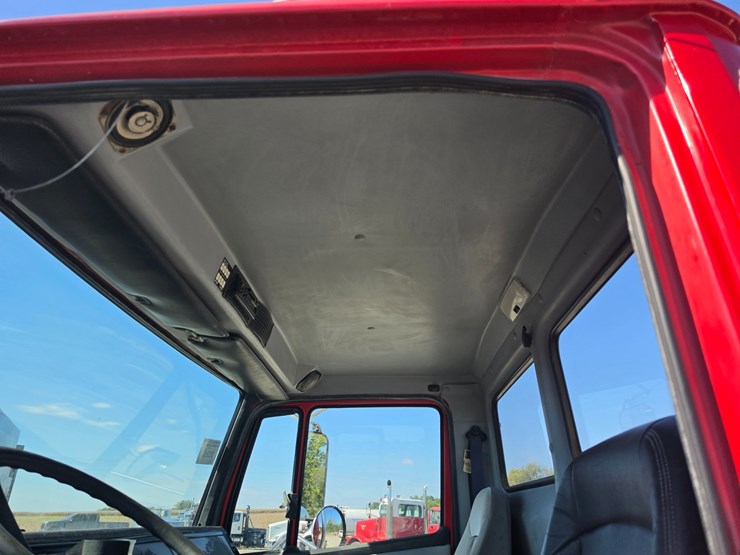 1997-freightliner-fl70-image-52