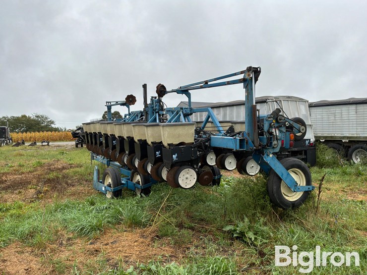 1997-kinze-2600-image-6