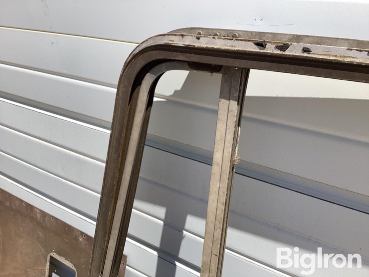 kenworth-post-1973-passenger-side-bottom-latch-door-image-17