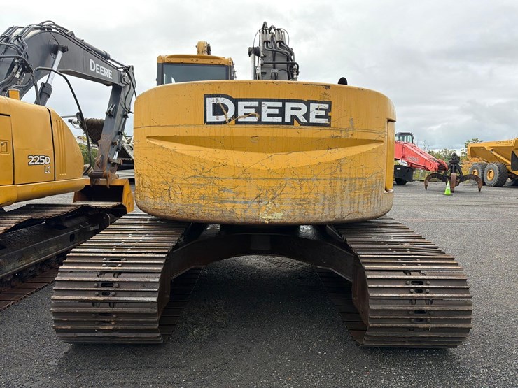 deere-225d-lc-image-8