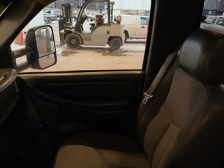 2003-chevrolet-silverado-p/u-image-23