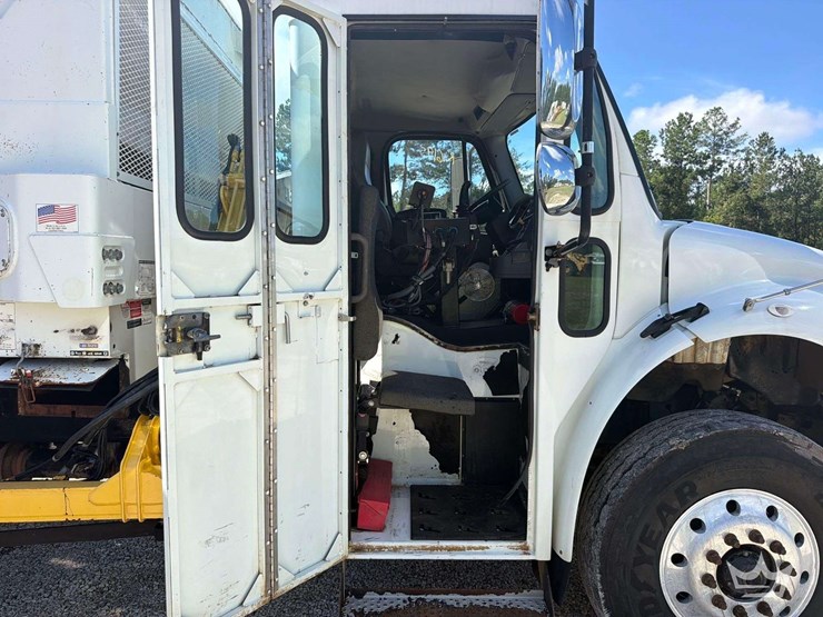 2017-freightliner-m2-106-image-22
