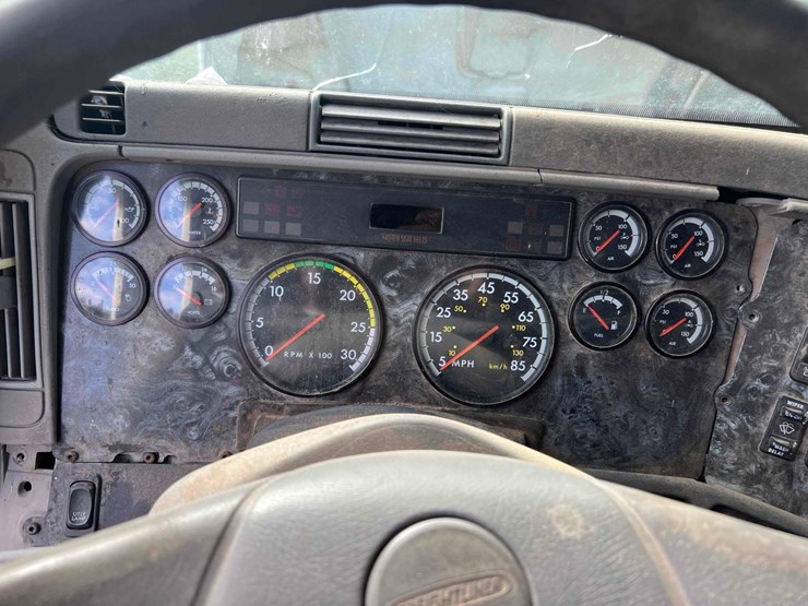 2002-freightliner-columbia-120-image-25