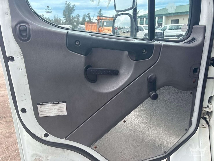 2012-freightliner-m2-106-image-12