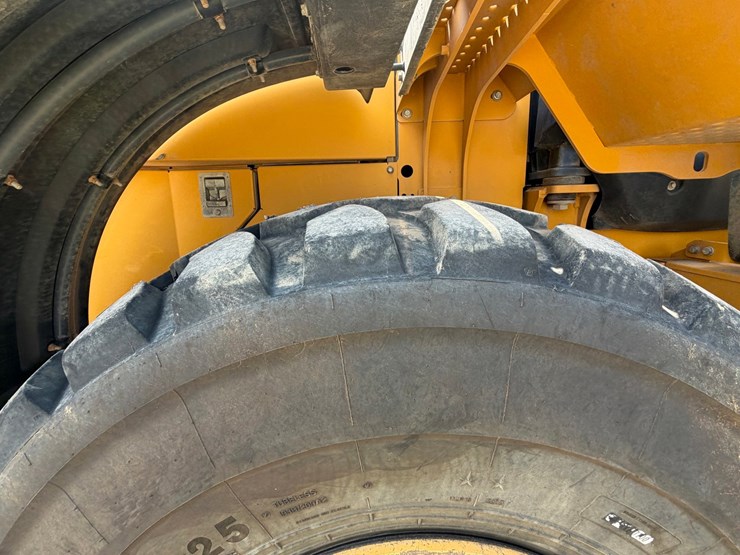 2019-deere-744k-image-91