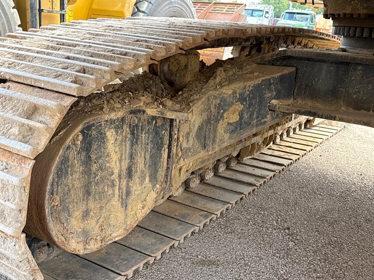 2019-caterpillar-352f-image-99