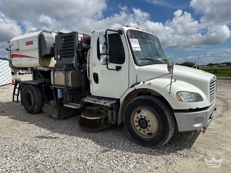 2019-freightliner-m2-106-image-2