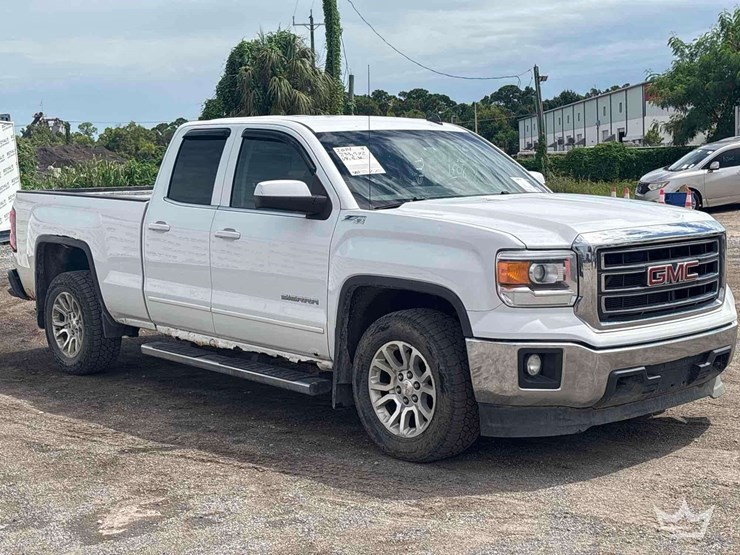 2014-gmc-sierra-1500-4x4-crew-cab-pickup-truck-image-2