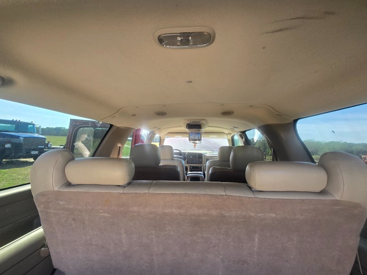2003-chevrolet-suburban-image-58