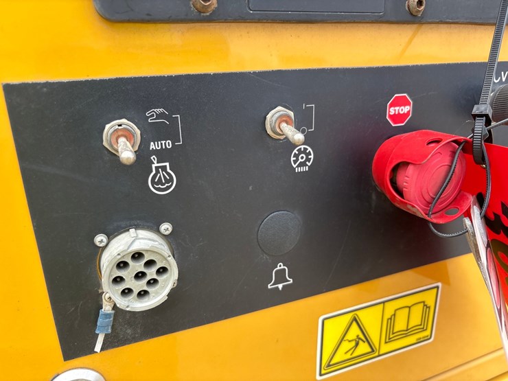 2007-caterpillar-225-kw-image-8