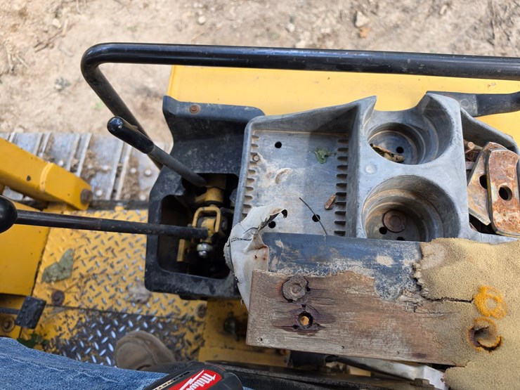 deere-555g-image-28