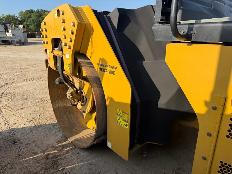 2015-caterpillar-cb66b-image-52